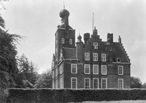 128016 Gezicht op het kasteel Zuylestein te Leersum.N.B. Het kasteel werd in maart 1945 verwoest.